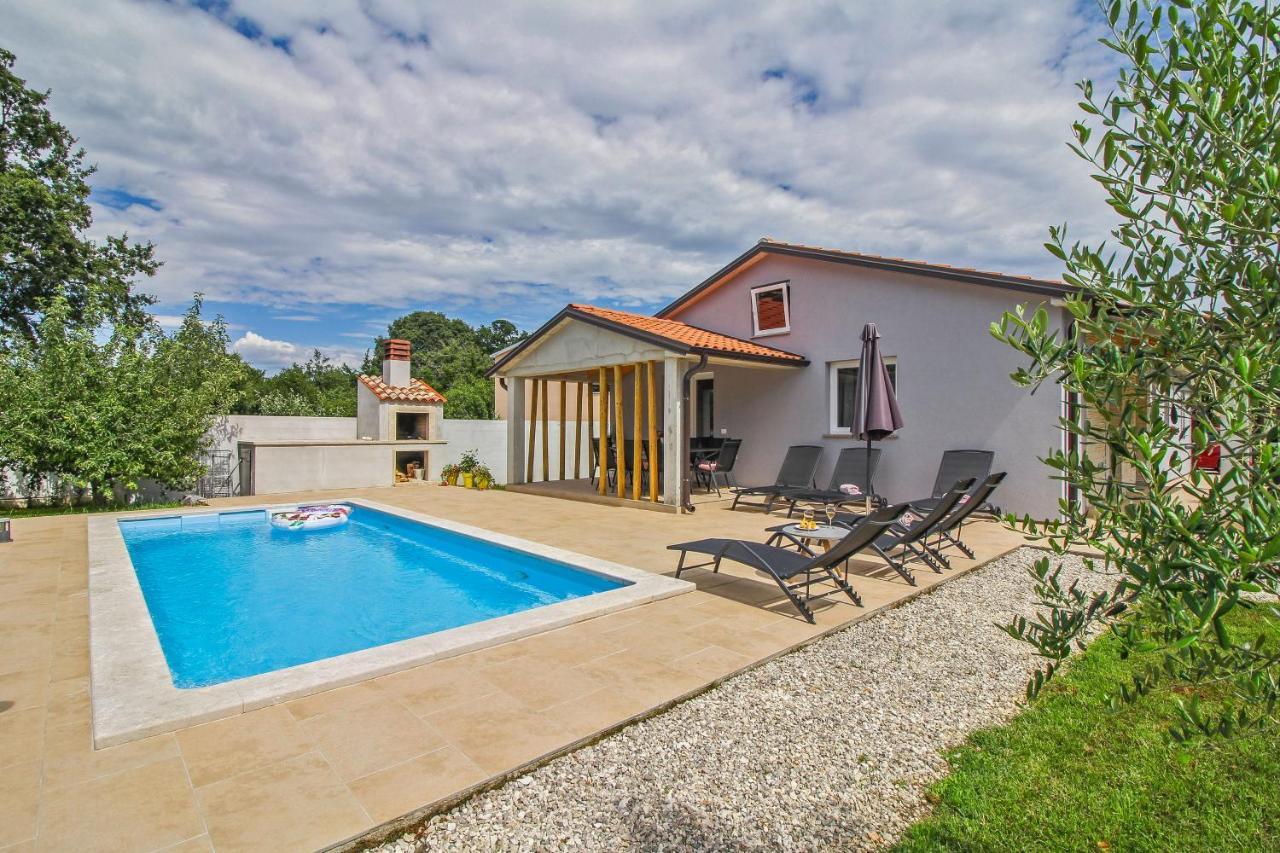 Natascha In Pamici - Haus Fuer 6 Personen Žminj Exterior foto