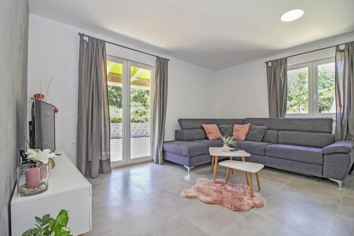 Natascha In Pamici - Haus Fuer 6 Personen Žminj Exterior foto