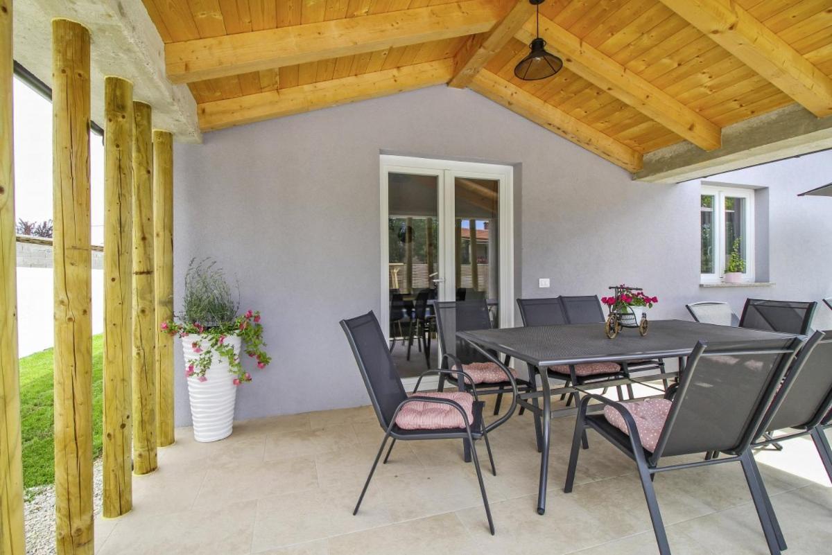Natascha In Pamici - Haus Fuer 6 Personen Žminj Exterior foto