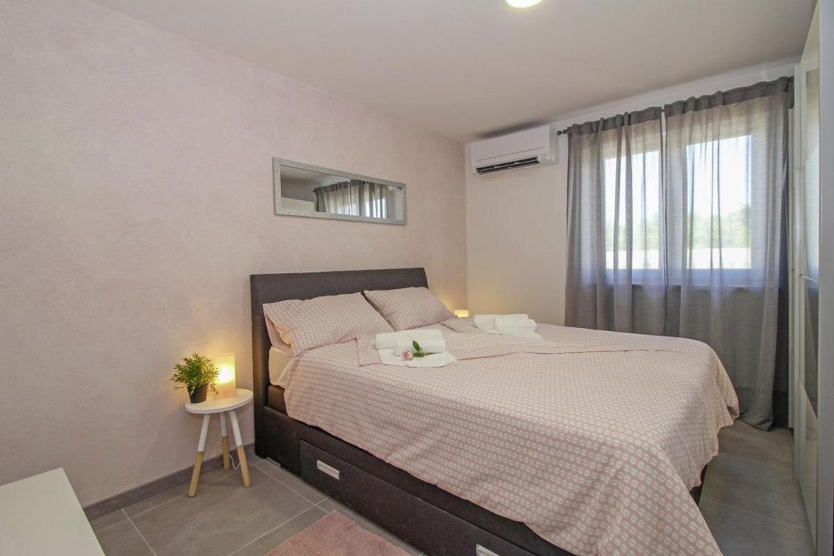 Natascha In Pamici - Haus Fuer 6 Personen Žminj Exterior foto