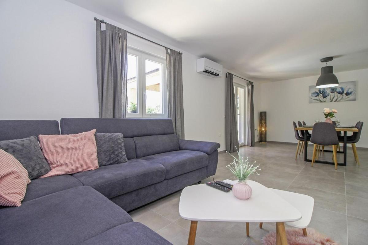 Natascha In Pamici - Haus Fuer 6 Personen Žminj Exterior foto